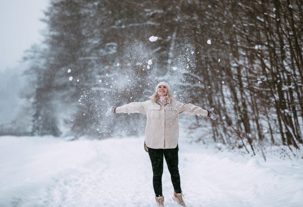 Kinetrika blog girl playing with snow